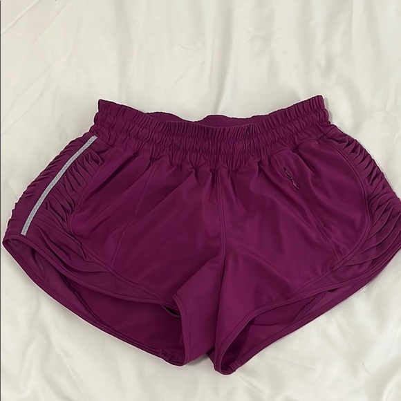 lululemon athletica Pants - Lululemon size 6 hotty hot short